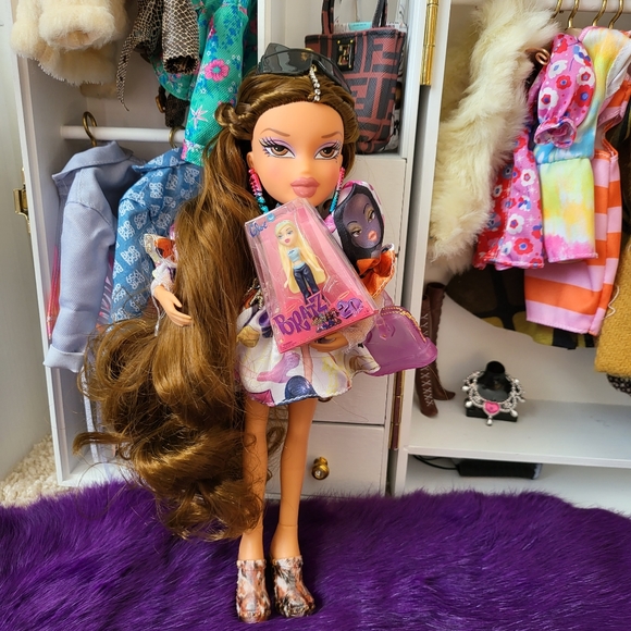 Bratz Minis Flashback Series 1 Cloe - Picture 2 of 4